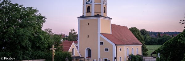 Kirche in der Abenddämmerung