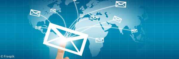 Eine bildliche Darstellung eines Mailversandes. Blauer Hintergrund mit Datenvernetzung und einem Emailsymbol