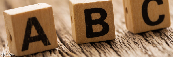 Buchstabenwürfel mit den Bezeichnungen A, B und C