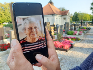 Handy auf dem Friedhof